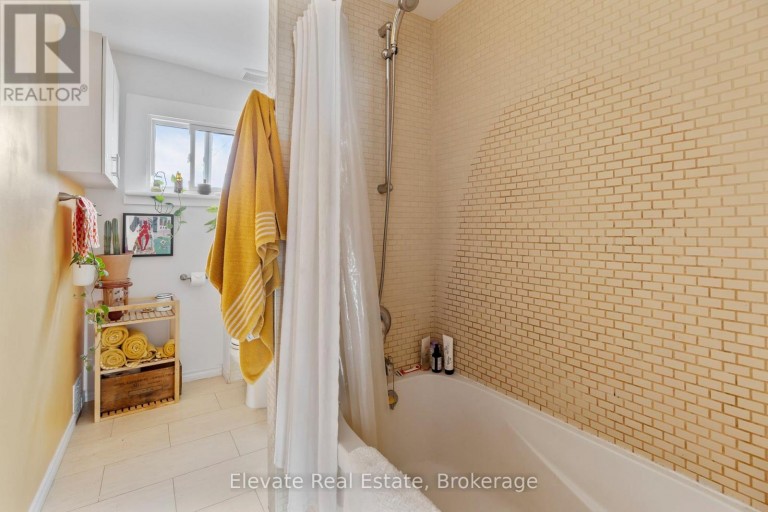 846 COLLEGE STREET, Toronto (Palmerston-Little Italy), Ontario, M6H1A2