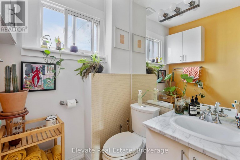 846 COLLEGE STREET, Toronto (Palmerston-Little Italy), Ontario, M6H1A2