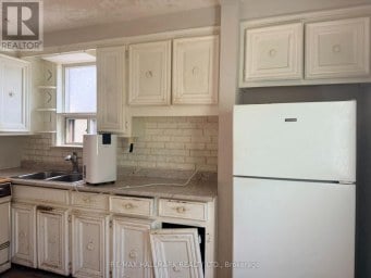 29 FLEMPTON CRESCENT Toronto (Ionview) Ontario photo 4