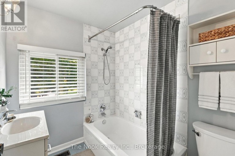 706 STONE STREET, Oshawa (Lakeview), Ontario, L1J1A5