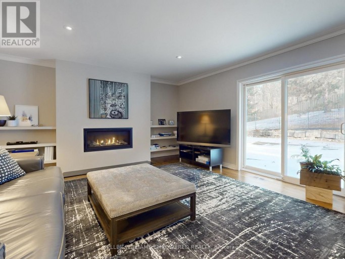544 WOODLAND ACRES CRESCENT, Vaughan, Ontario, L6A1G2