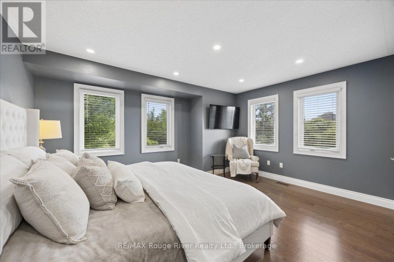 10 WINDBREAK CRESCENT, Whitby (Williamsburg), Ontario, L1P1P8