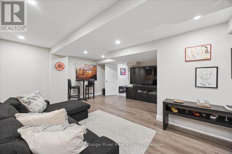 10 WINDBREAK CRESCENT, Whitby (Williamsburg), Ontario, L1P1P8