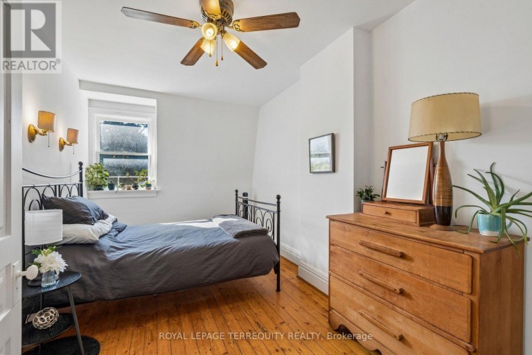 2 WRIGHT AVENUE, Toronto (Roncesvalles), Ontario, M6R1K8