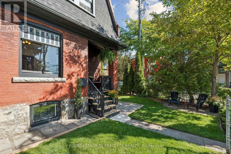2 WRIGHT AVENUE, Toronto (Roncesvalles), Ontario, M6R1K8