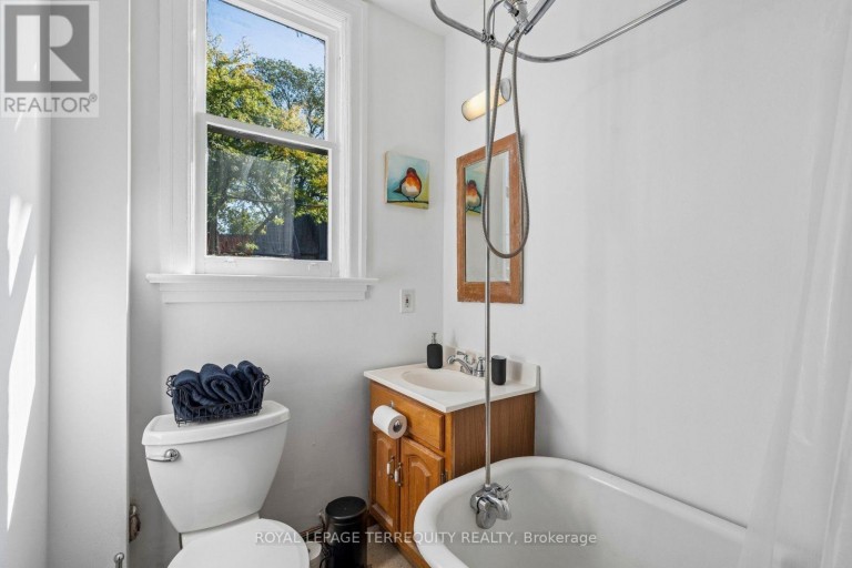 2 WRIGHT AVENUE, Toronto (Roncesvalles), Ontario, M6R1K8