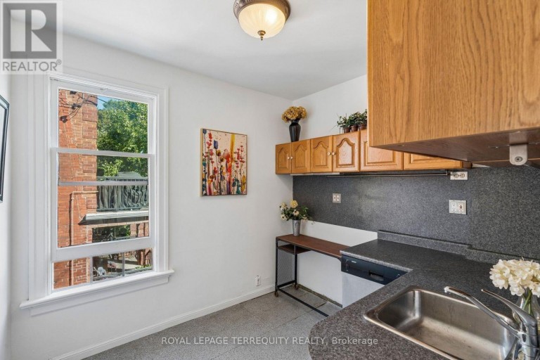 2 WRIGHT AVENUE, Toronto (Roncesvalles), Ontario, M6R1K8