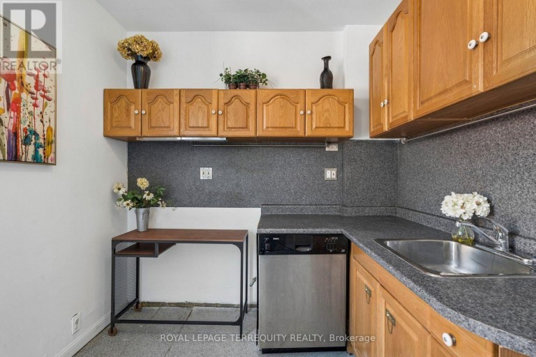 2 WRIGHT AVENUE, Toronto (Roncesvalles), Ontario, M6R1K8