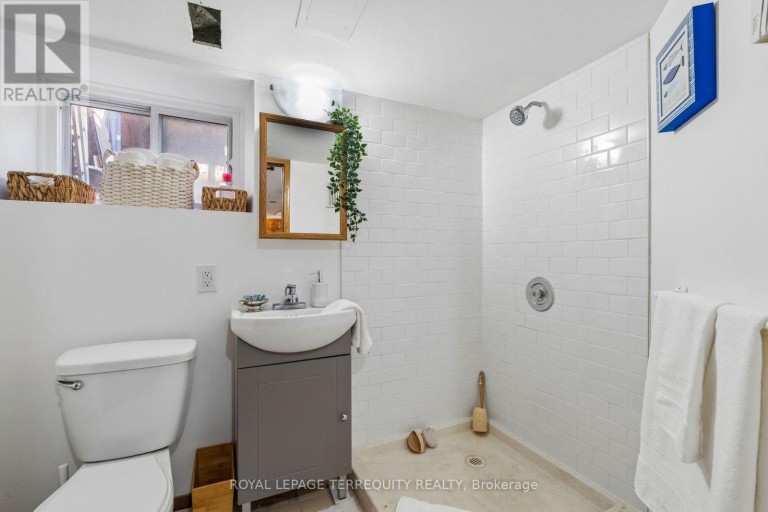 2 WRIGHT AVENUE, Toronto (Roncesvalles), Ontario, M6R1K8
