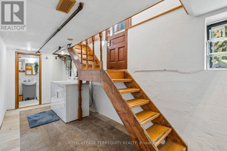 2 WRIGHT AVENUE, Toronto (Roncesvalles), Ontario, M6R1K8