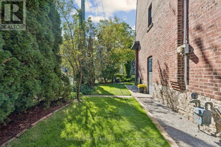 2 WRIGHT AVENUE, Toronto (Roncesvalles), Ontario, M6R1K8