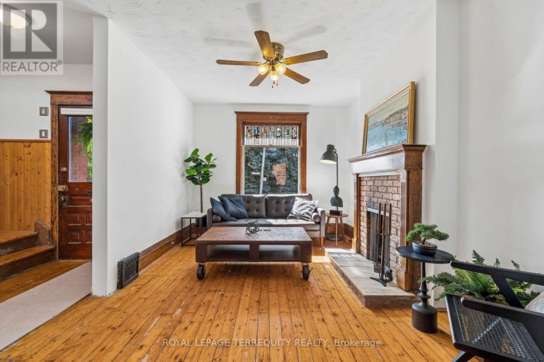 2 WRIGHT AVENUE, Toronto (Roncesvalles), Ontario, M6R1K8