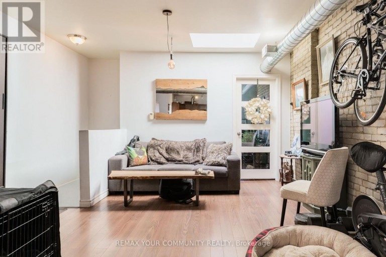 359 RONCESVALLES AVENUE, Toronto (Roncesvalles), Ontario, M6R2M8