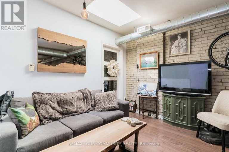 359 RONCESVALLES AVENUE, Toronto (Roncesvalles), Ontario, M6R2M8