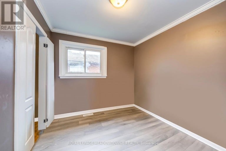 8 MIDHURST DRIVE, Toronto (West Humber-Clairville), Ontario, M9V1Z7