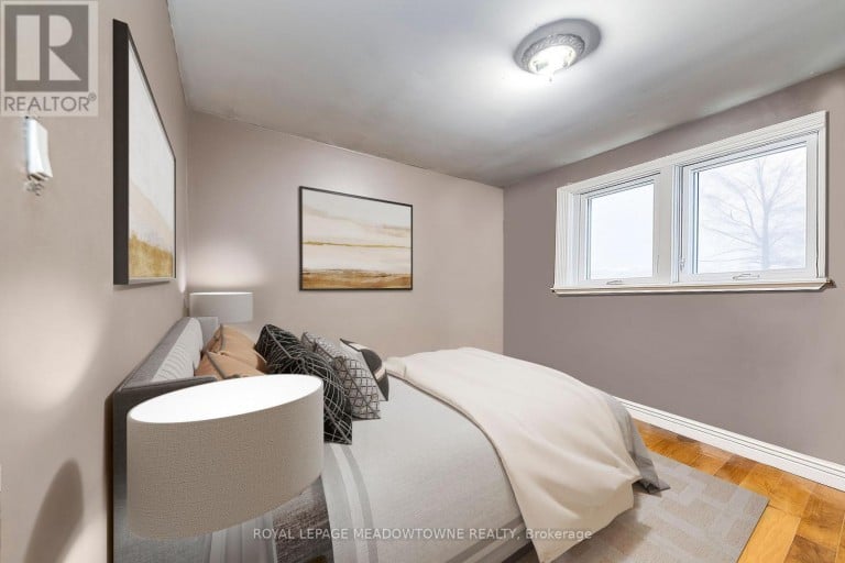 8 MIDHURST DRIVE, Toronto (West Humber-Clairville), Ontario, M9V1Z7