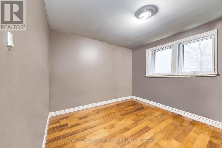 8 MIDHURST DRIVE, Toronto (West Humber-Clairville), Ontario, M9V1Z7