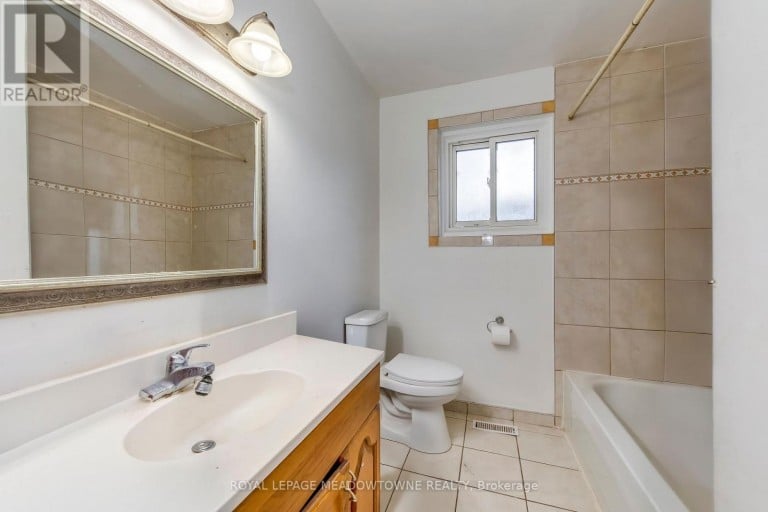8 MIDHURST DRIVE, Toronto (West Humber-Clairville), Ontario, M9V1Z7