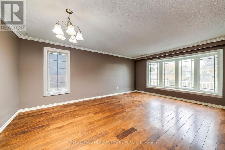 8 MIDHURST DRIVE, Toronto (West Humber-Clairville), Ontario, M9V1Z7