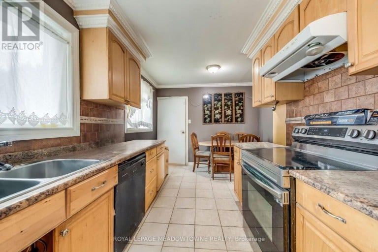 8 MIDHURST DRIVE, Toronto (West Humber-Clairville), Ontario, M9V1Z7