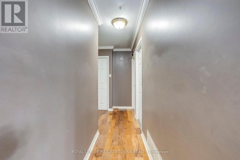 8 MIDHURST DRIVE, Toronto (West Humber-Clairville), Ontario, M9V1Z7