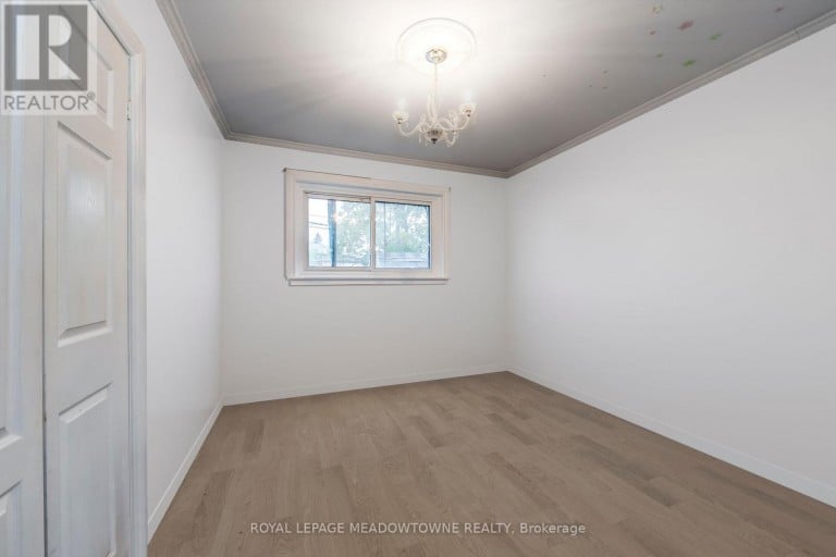8 MIDHURST DRIVE, Toronto (West Humber-Clairville), Ontario, M9V1Z7