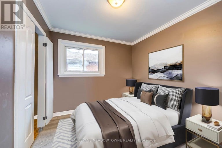 8 MIDHURST DRIVE, Toronto (West Humber-Clairville), Ontario, M9V1Z7