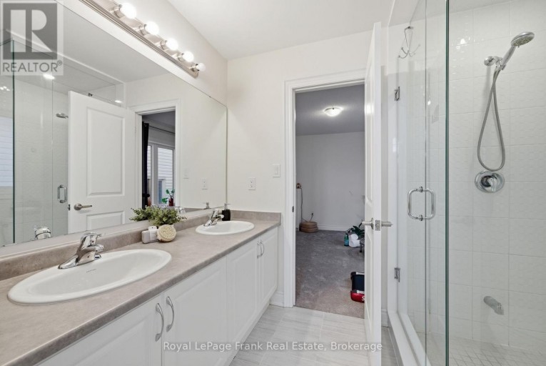 60 HENNESSEY CRESCENT, Kawartha Lakes (Lindsay), Ontario, K9V0P3