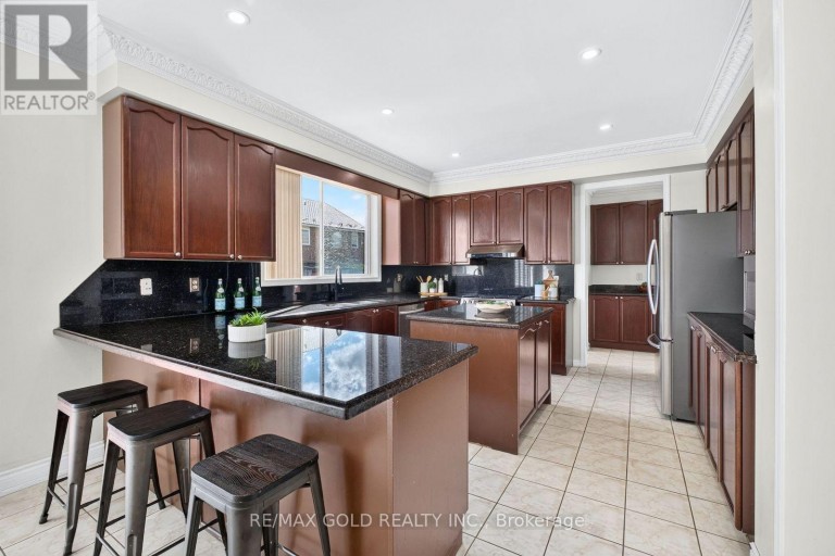 70 MALDIVES CRESCENT, Brampton (Vales of Castlemore), Ontario, L6P1L1
