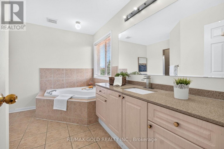 70 MALDIVES CRESCENT, Brampton (Vales of Castlemore), Ontario, L6P1L1