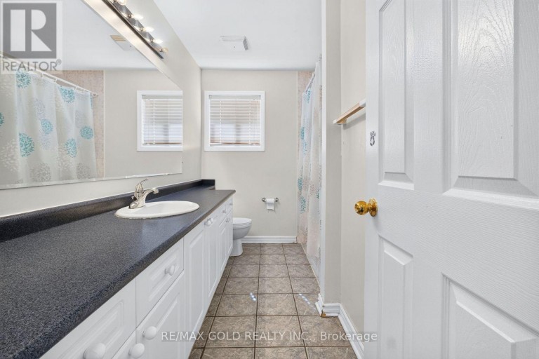 70 MALDIVES CRESCENT, Brampton (Vales of Castlemore), Ontario, L6P1L1