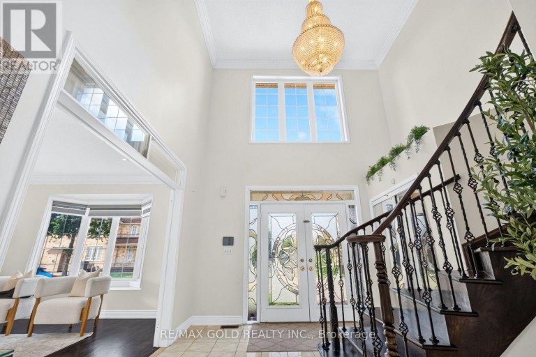 70 MALDIVES CRESCENT, Brampton (Vales of Castlemore), Ontario, L6P1L1