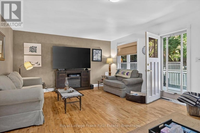404 LONDON STREET, Peterborough (Town Ward 3), Ontario, K9H3A3