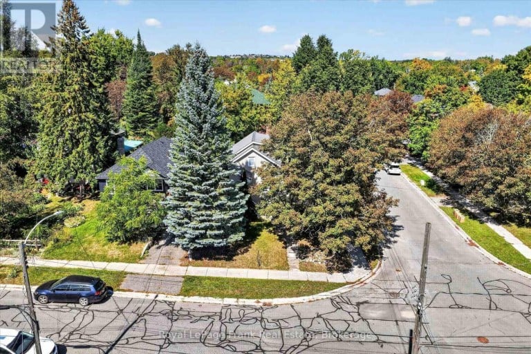 404 LONDON STREET, Peterborough (Town Ward 3), Ontario, K9H3A3