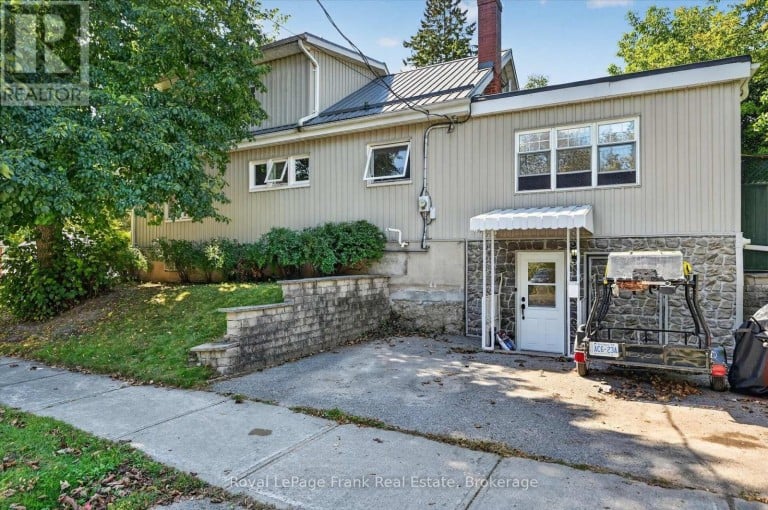 404 LONDON STREET, Peterborough (Town Ward 3), Ontario, K9H3A3