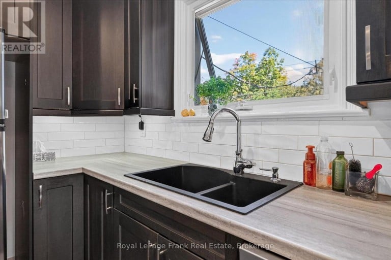 404 LONDON STREET, Peterborough (Town Ward 3), Ontario, K9H3A3