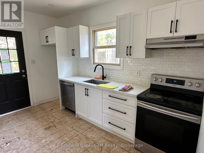 386 PINE AVENUE, Oshawa (Vanier), Ontario, L1J2H8