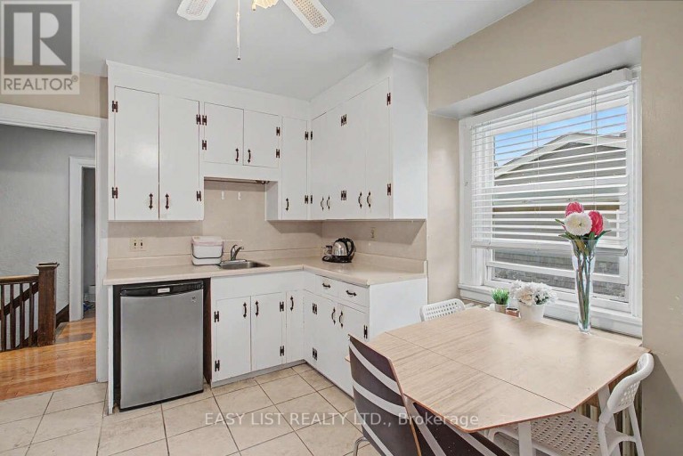 77 AVONDALE AVENUE, Toronto (Willowdale East), Ontario, M2N2V1