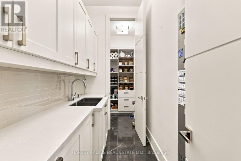 126 SANDRINGHAM DRIVE, Toronto (Lansing-Westgate), Ontario, M3H1E3