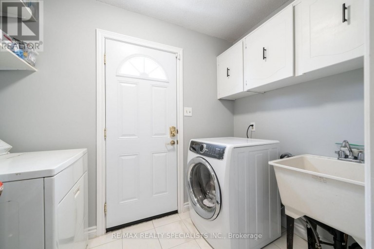 4021 SASHA COURT, Mississauga (Rathwood), Ontario, L4W3K9