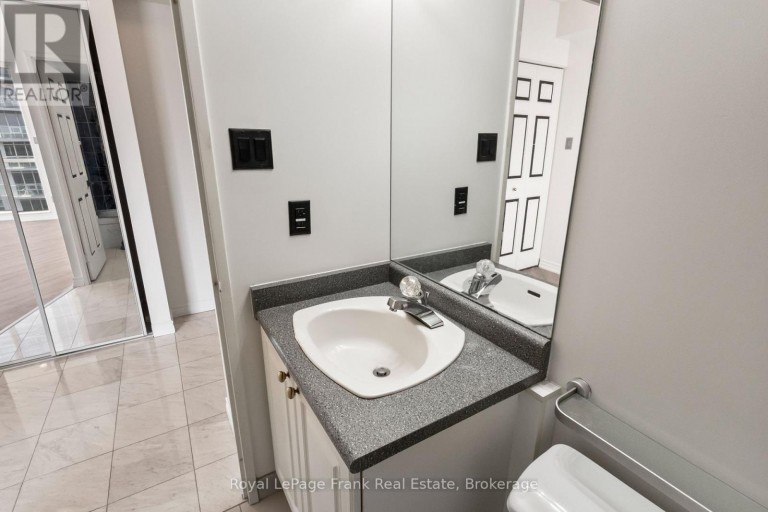 2910 - 736 BAY STREET, Toronto (Bay Street Corridor), Ontario, M5G2M4