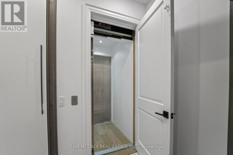 2142 OBECK CRESCENT, Mississauga (Sheridan), Ontario, L5H3L7