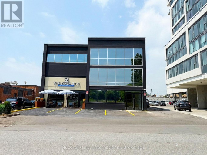 10 PLASTICS AVENUE, Toronto (Stonegate-Queensway), Ontario, M8Z4B7