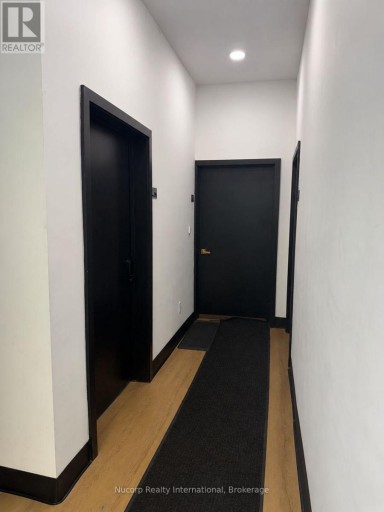 10 PLASTICS AVENUE, Toronto (Stonegate-Queensway), Ontario, M8Z4B7