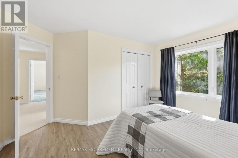 77 FLANDERS DRIVE, Hamilton (Waterdown), Ontario, L8B0G6