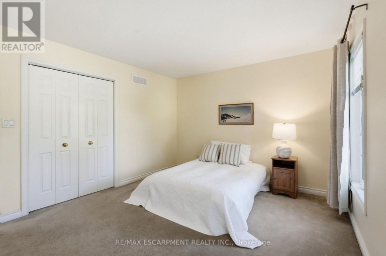 77 FLANDERS DRIVE, Hamilton (Waterdown), Ontario, L8B0G6