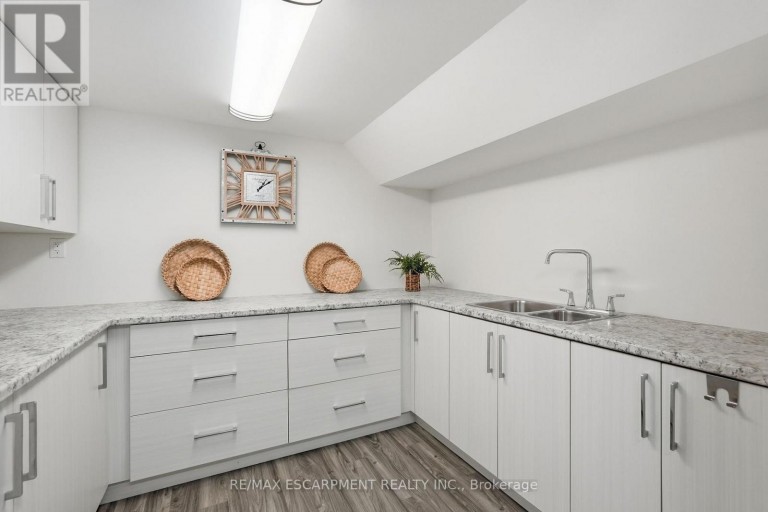 77 FLANDERS DRIVE, Hamilton (Waterdown), Ontario, L8B0G6