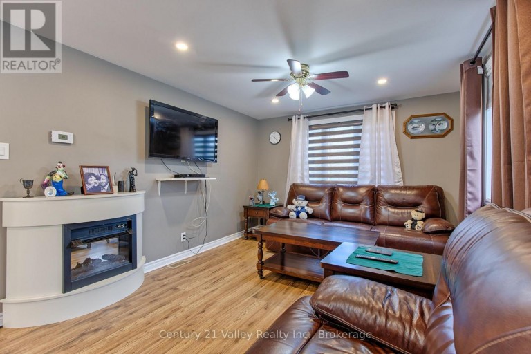 387 SELL ROAD, North Algona Wilberforce, Ontario, K8A6W4