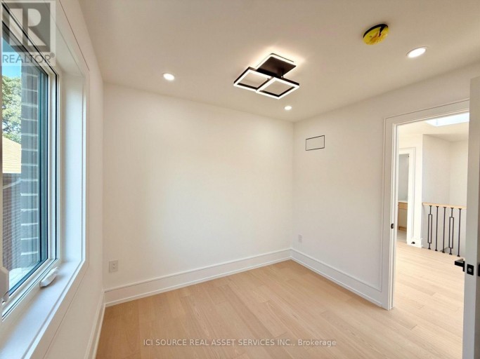 21 VANBRUGH AVENUE, Toronto (Birchcliffe-Cliffside), Ontario, M1N3S8