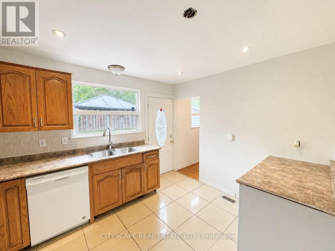 61 BLOOMINGTON CRESCENT, Toronto (Black Creek), Ontario, M3N1R2